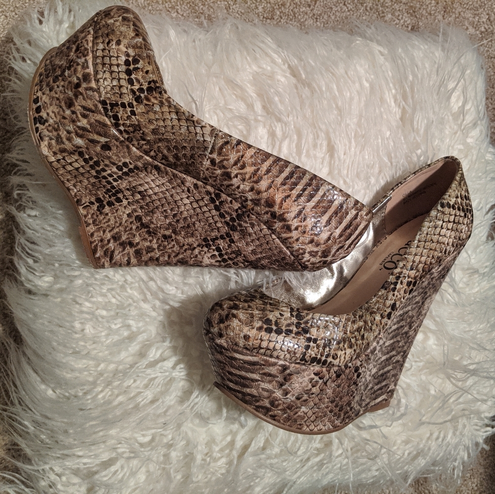 Faux Snakeskin Wedges - Picture 4 of 6